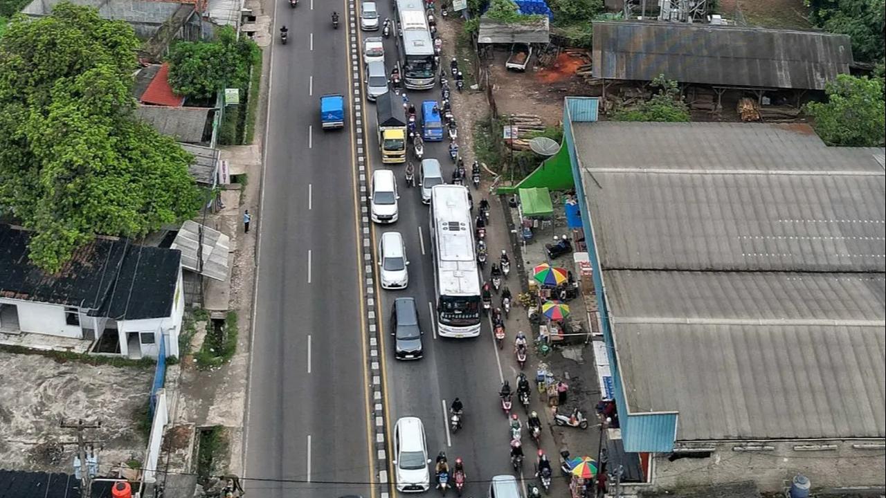 Pemudik mengular di Simpang Jomin, Karawang.