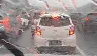 Cegah Tabrakan Beruntun, Ini Patokan Jarak Aman Mobil Saat Hujan