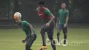Pemain Timnas Indonesia U-22, Hanif Sjahbandi, menyundul bola saat latihan di Lapangan SPH Karawaci, Banten, Rabu (10/5/2017). (Bola.com/Vitalis Yogi Trisna)