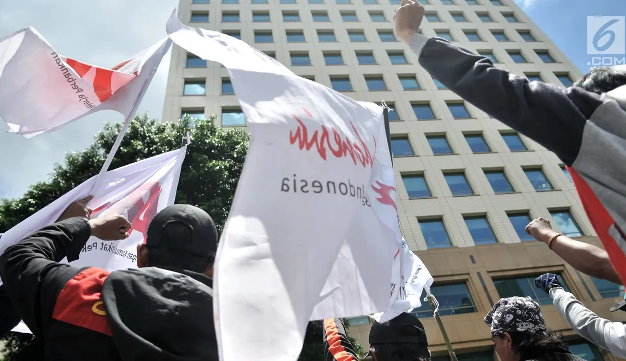 Mantan karyawan PT Bank Maybank Indonesia menggelar aksi di depan Kantor Pusat Maybank Indonesia, kawasan Senayan, Jakarta, Senin (11/2). Perusahaan tidak menerima secara resmi surat pemberitahuan atas aksi unjuk rasa itu. (Merdeka.com/Iqbal S. Nugroho)