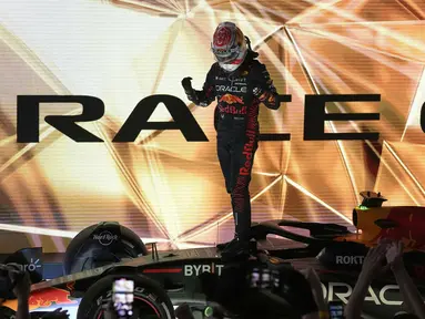 Pebalap Red Bull, Max Verstappen merayakan kemenangan setelah menjuarai balapan Formula 1 GP Bahrain 2023 yang berlangsung di Sirkuit Internasional Bahrin, Sakhir, Minggu (05/03/2023) WIB. (AP Photo/Frank Augstein)