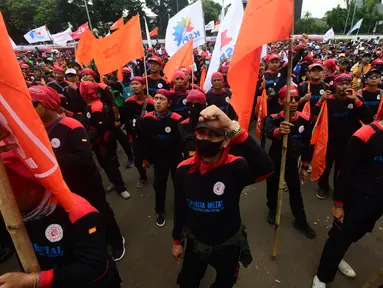 Ratusan buruh yang tergabung dalam Koalisi Serikat Pekerja dan Partai Buruh (KSP-PB), termasuk Konfederasi Serikat Pekerja Indonesia (KSPI) menggelar aksi unjuk rasa di depan Gedung MPR-DPR-DPD RI, Jakarta, Kamis (28/8/2025). (merdeka.com/Arie Basuki)