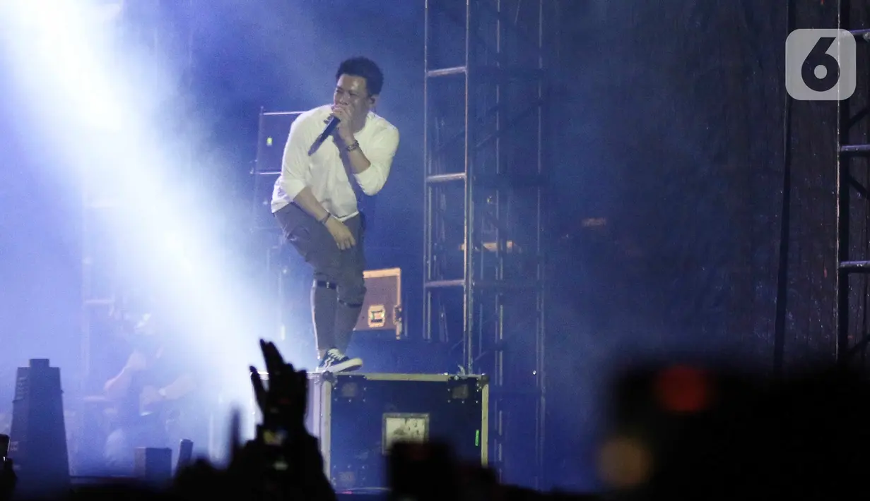 Vokalis grup band NOAH, Ariel saat tampil memeriahkan acara Pestapora di Gambir Expo, Kemayoran, Jakarta, Minggu (25/9/2022). NOAH tampil menghibur dengan membawakan lagu seperti 'Separuh Aku', 'Hidup Untukmu', 'Mati Tanpamu'. (Liputan6.com/Herman Zakharia)