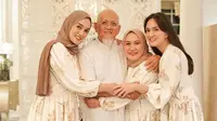 Shandy Aulia berbuka puasa bersama ayah dan kakak-kakaknya yang beragama Islam. (Foto: Dok. Instagram @shandyaulia)