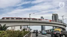 Rangkaian LRT Jabodebek uji beban di Jembatan Bentang Panjang kawasan Kuningan-Jalan Gatot Subroto, Jakarta Selatan, Kamis (24/2/2022). Uji beban untuk memastikan kekuatan dan mendapatkan sertifikat layak fungsi sebelum LRT Jabodebek beroperasi pada Agustus mendatang. (merdeka.com/Iqbal S. Nugroho)