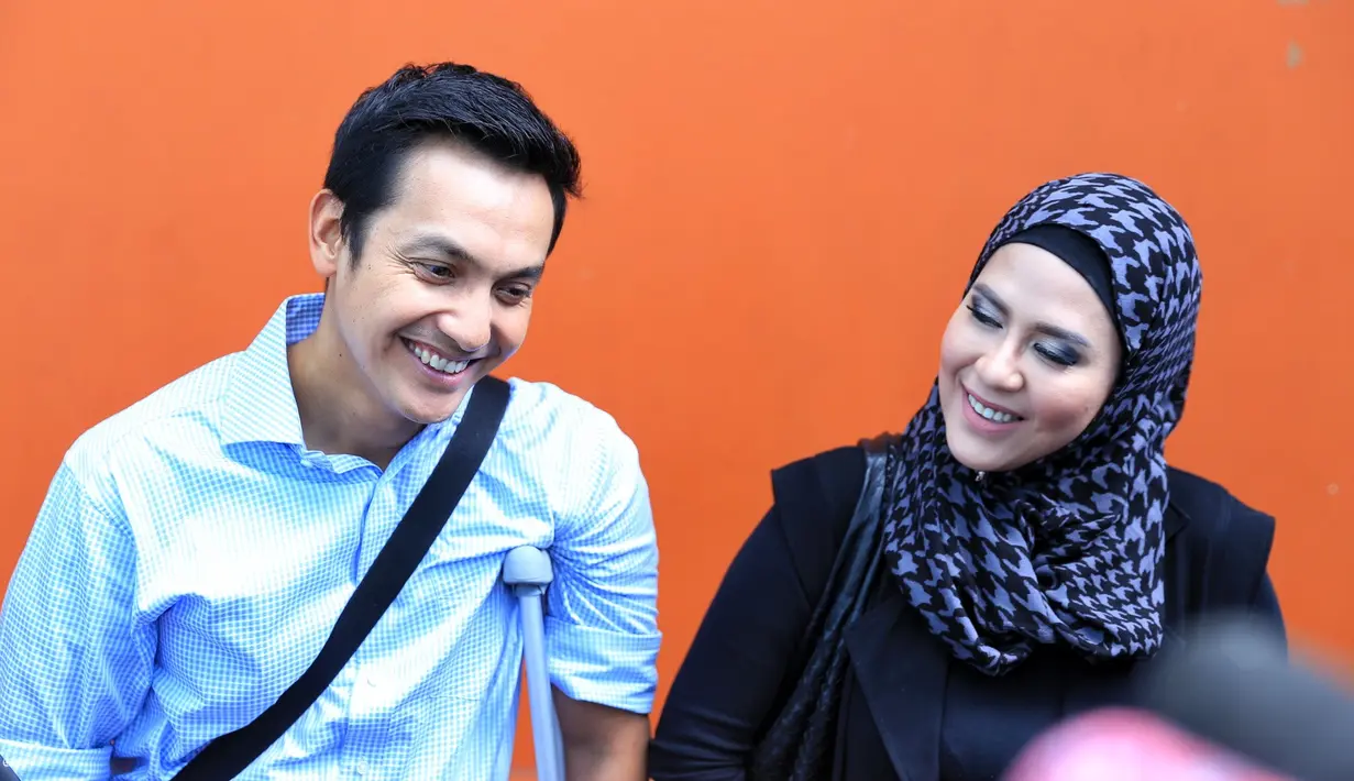 Saat ditemui di kawasan Tendean, Jakarta Selatan, Gunawan yang didampingi sang istri menanggapi kabar beredar belakangan ini. Ia sendiri mengaku kaget dengan beredarnya kabar tersebut. (Adrian Putra/Bintang.com)