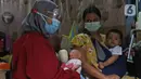 Relawan Dompet Dhuafa mengecek kesehatan ibu menyusui penyintas COVID-19 di RW 07 Kelurahan Tengah, Kramat Jati, Jakarta, Kamis (5/8/2021). Kegiatan tersebut dalam rangka Pekan ASI Sedunia yang diperingati setiap tanggal 1 hingga 7 Agustus. (Liputan6.com/Herman Zakharia)