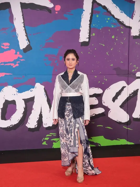 Bisa jadi inspirasi tampilan kebaya modern, padukan kain lilit dengan kebaya dan cropped bolero. Bentuk kain lilit dengan high slit sebagai aksen. [Fimela/Adrian Utama Putra].