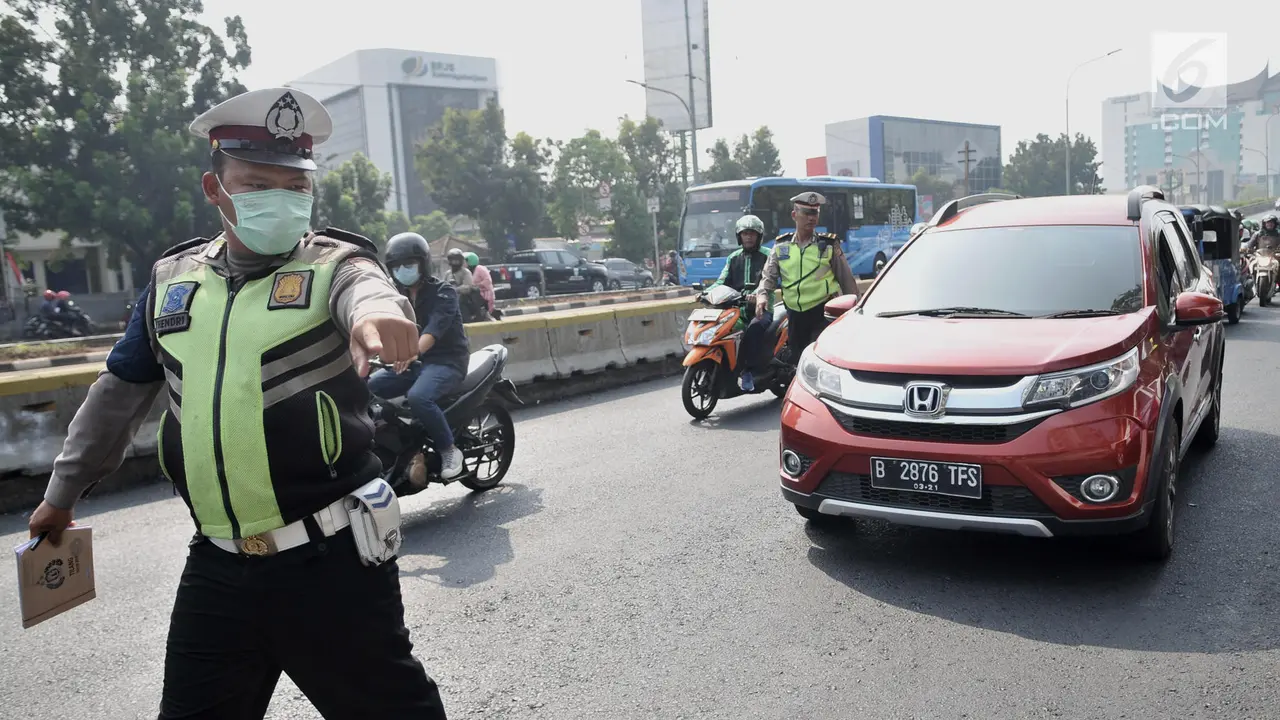 Polisi Tilang Pelanggar Ganjil Genap di Jalan Salemba Raya