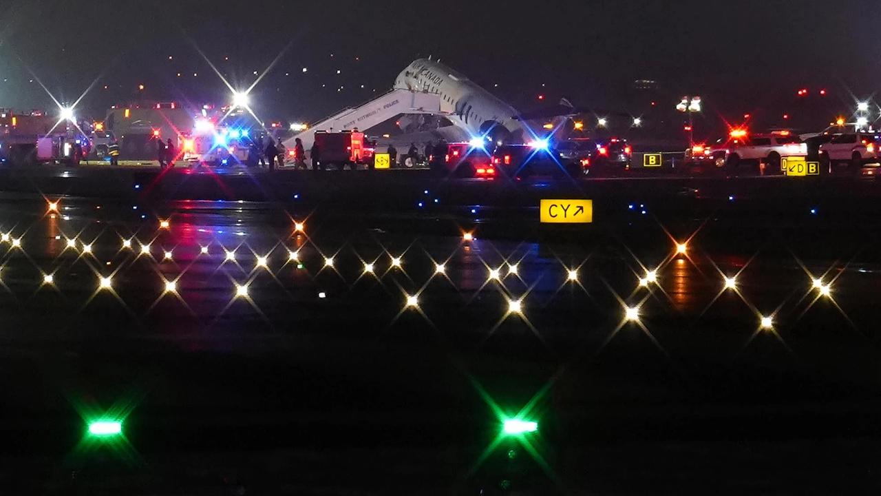 FOTO: Kerusakan Parah Pesawat Air Canada Uasai Tabrak Truk Pemadam Kebakaran
