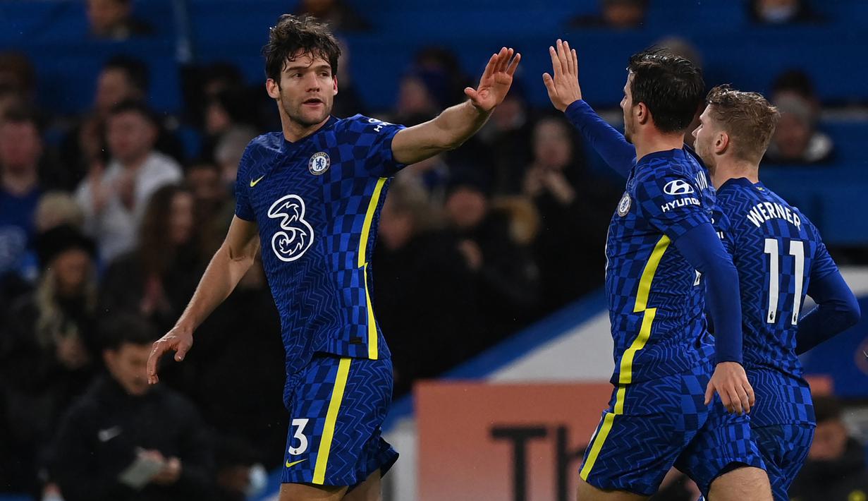 Marcos Alonso. Bek kiri Spanyol berusia 31 tahun ini telah 6 musim memperkuat Chelsea sejak didatangkan dari Fiorentina pada awal musim 2016/2017. Total telah tampil 193 kali di semua ajang dengan torehan 25 gol dan 20 assist. (AFP/Glyn Kirk)