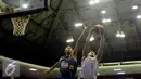 Pemain Satria Muda Pertamina, M Rizal Falconi (kiri) menahan serangan penyerang Stadium, Valentino Wuwungan pada laga Perbasi Cup 2016 di GOR Soemantri Brodjonegoro, Jakarta, Selasa (25/10). Satria menang telak 73-59. (Liputan6.com/Helmi Fithriansyah)