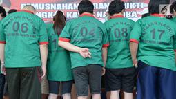 Tersangka dihadirkan dalam rilis pemusnahan barang bukti narkotika, di Polres Metro Jakarta Barat, Rabu (26/6/2019). Memperingati Hari Anti Narkotika Internasional, Polres Metro Jakarta Barat memusnahkan 138 kg sabu serta 10 ribu butir ekstasi. (merdeka.com/Imam Buhori)