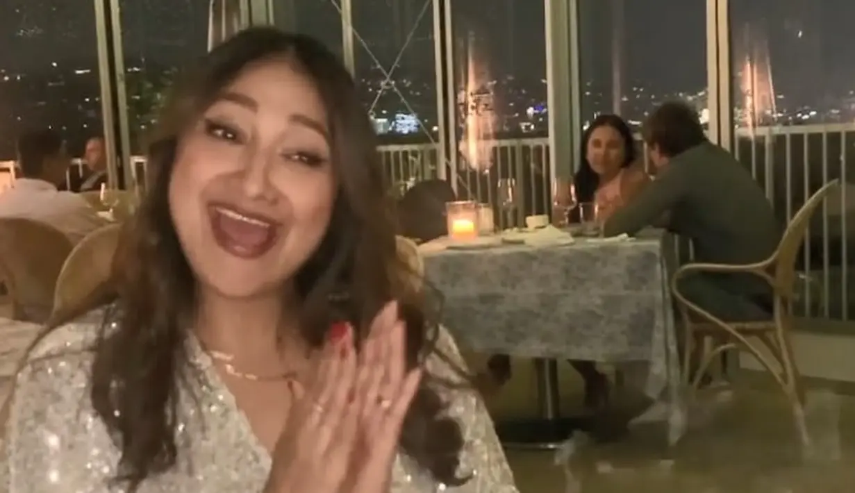 <p>Di hari ulang tahunnya, Rahma Azhari terlihat bahagia. Senyum manis terlihat merekah di wajah cantiknya. (Foto: Instagram/sazarita)</p>