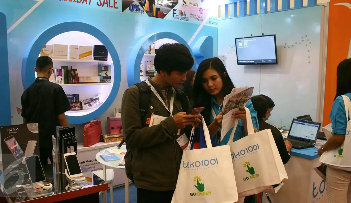 Pengunjung menyaksikan Indonesia E-commerce Summit and Expo (IESE) 2017di ICE BSD, Tangerang Selatan, Selasa (9/5). (Liputan6.com/Angga Yuniar)