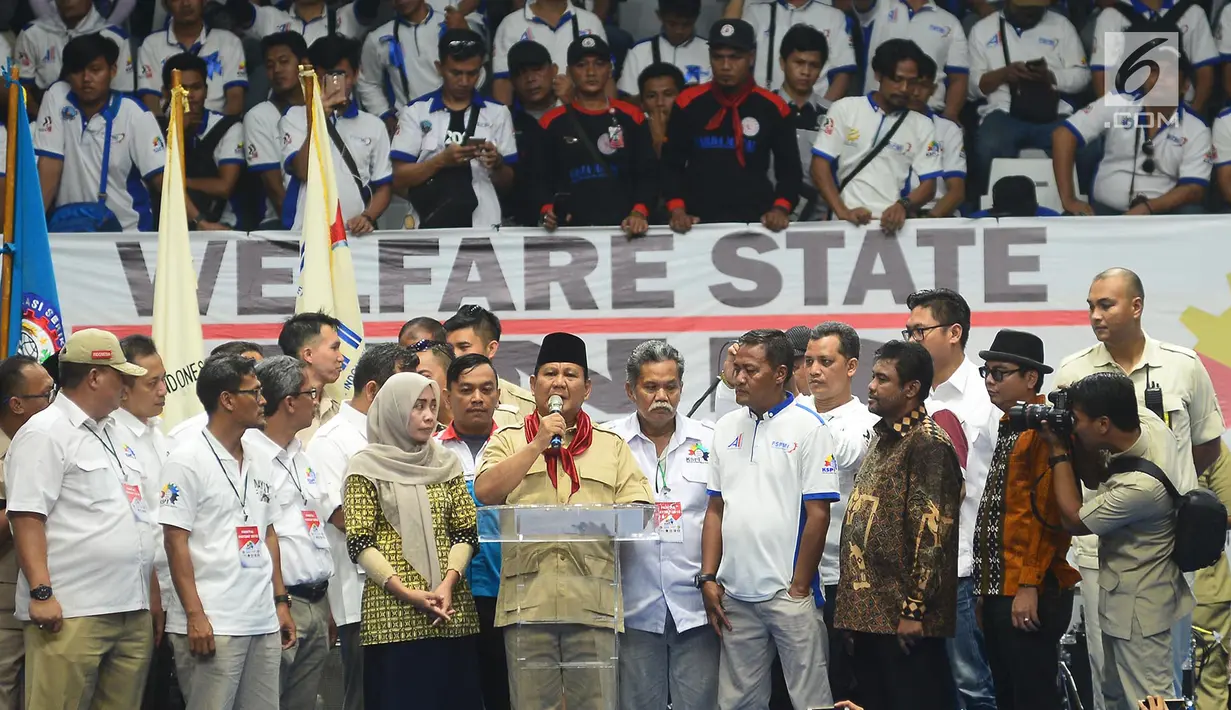 Ketum Partai Gerindra Prabowo Subianto dan ribuan buruh saat peringatan May Day Nasional di Gedung Istora Senayan, Jakarta, Selasa (1/5). Prabowo akan menandatangani kontrak politik dengan buruh terkait sepuluh tuntutan rakyat. (Merdeka.com/Imam Buhori)