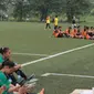 Para pemain Timnas Wanita Indonesia mendengar arahan pelatih Satya Bagja (2kanan) saat melawan Villa 2000 pada laga uji coba di Lapangan Sawangan, Depok, Kamis (19/4/2018). Timnas Wanita Indonesia kalah 1-2. (Bola.com/Nick Hanoatubun)