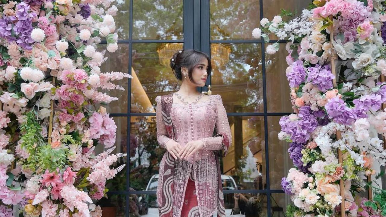 Model Rok Kebaya Modern ala Fuji, Tren Baru yang Wajib Dicoba!