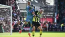 Pemain Manchester City, Erling Haaland, duel udara dengan pemain Nottingham Forest, Matz Sels, dalam laga pekan ke-28 Premier League 2024/2025 di City Ground, Sabtu (8/3/2025) malam WIB. (AP Photo/Rui Vieira)
