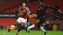Striker Manchester United, Anthony Martial (kiri) melepaskan tendangan ke gawang Real Sociedad dalam laga leg kedua babak 32 Besar Liga Europa 2020/21 di Old Trafford Stadium, Kamis (25/2/2021). Manchester United bermain imbang 0-0 dengan Real Sociedad. (AFP/Oli Scarff)