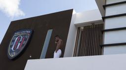 Pemain Bali United, Yabes Roni Malaifani sedang menerima telepon saat berada pada mess pemain di Kuta, Bali, Selasa (1/9/2015). (Bola.com/Vitalis Yogi Trisna)