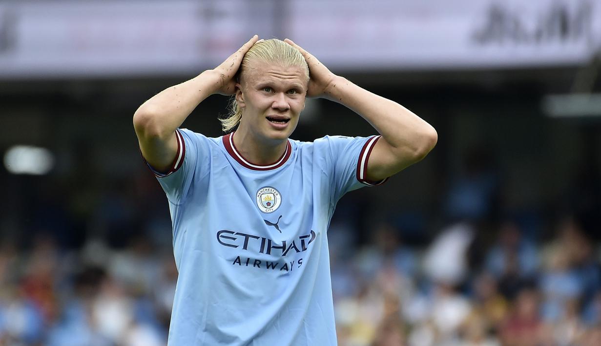 Menjamu Crystal Palace, Manchester City harus tertinggal dua gol di babak pertama yaitu lewat gol bunuh diri John Stones (4') dan Joacim Andersen (21'). (AP/PA/Nick Potts)