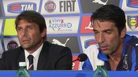 Italy's goalkeeper Gianluigi Buffon (R) talks during a news conference, with his coach Antonio Conte, before the Euro 2016 qualifying soccer match against Bulgaria in Palermo, Italy September 5, 2015. Picture take September 5, 2015. REUTERS/Stringer