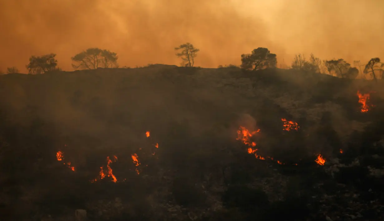 Kebakaran hutan biasa terjadi di Yunani pada musim panas. Kebakaran hutan menewaskan 101 orang di kota tepi pantai Mati, sebelah timur Athena, pada 2018. (AP Photo/Petros Giannakouris)