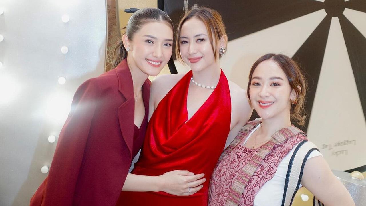 Potret Terbaru Anissa Aziza, Dipuji Cantik Bak Super Model dengan Blazer Maroon