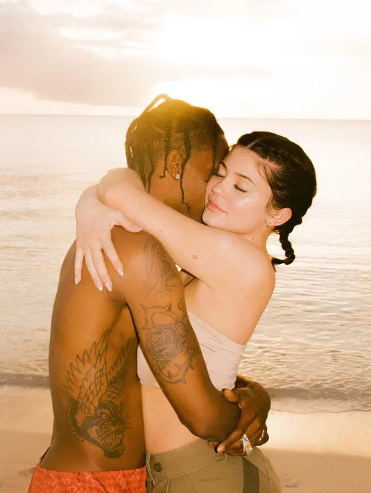 Ia pun memamerkan kemesraannya dengan Travis Scott lewat akun Instagram pribadi. (instagram/kyliejenner)