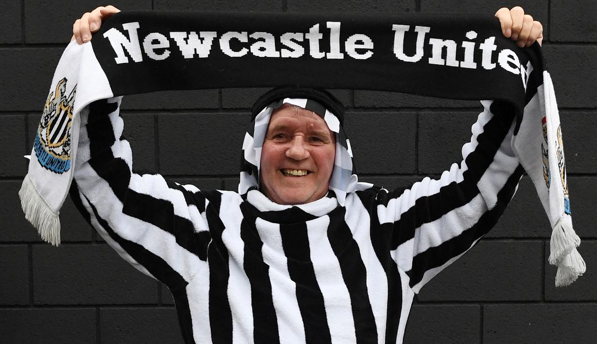 Penggemar Newcastle berpose di luar lapangan sebelum pertandingan sepak bola Liga Premier Inggris antara Newcastle dan Tottenham Hotspur di St. James' Park di Newcastle, Inggris, Minggu 17 Oktober 2021. (AFP/Paul Ellis)