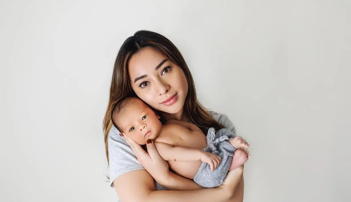 Mereka pun berbunga-bunga menyambut kelahiran sang putra pertama yang diberi nama Issa Xander Djokosoetono atau Baby Izz. (instagram.com/indpriw)