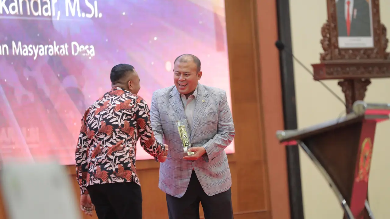 Anggota Komisi III DPR RI Cucun Ahmad Syamsurijal berhasil meraih penghargaan sebagai 'Legislator Pro Rakyat Kecil dan Pedesaan' dalam ajang KWP Award 2023 dari Koordinatoriat Wartawan Parlemen (KWP) 2023.