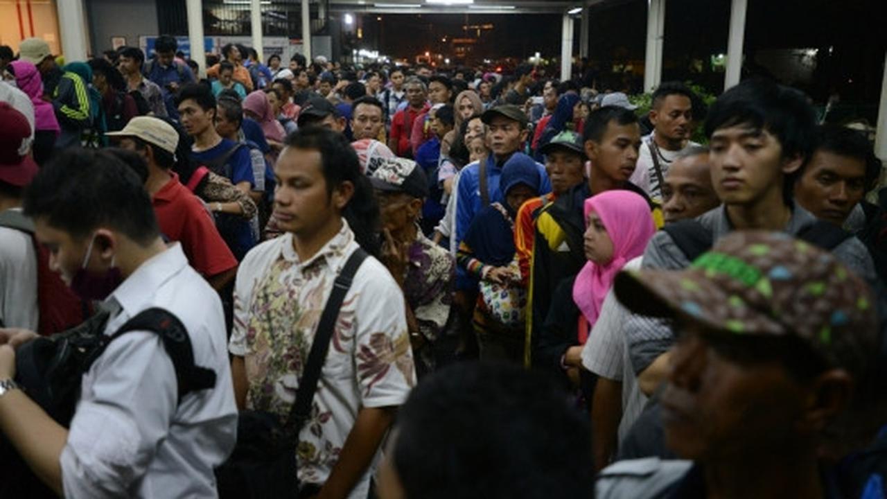 Imbas tabrakan kereta, ribuan penumpang menumpuk di Manggarai