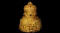 Mahkota Kerajaan Kahuripan, Jawa Timur yang  berada di Museum Of Fine Arts, Houston, USA, dan sempat di lelang di Internet (komunitas majapahit/mahkota/wwn)