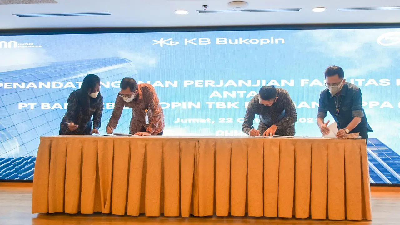 Direktur Investasi 1 dan Restrukturisasi PT PPA Rizwan Rizal Abidin (kanan) dan Direktur SOE & Wholesale Business Bank KB Bukopin Dodi Widjajanto (kiri) melakukan penandatanganan fasilitas pendanaan di Kantor PT PPA, Menara Mandiri II Jakarta. (Dok PPA)