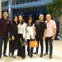 Kebersamaan Laudya Cynthia Bella, Engku Emran dan beberapa rekannya. (Instagram/noradanish)