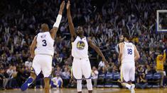 Pemain Warriors, Draymond Green #23 memberikan salam kepada rekannya David West #3 saat laga melawan Orlando Magic pada lanjutan NBA Basketball game di Oracle Arena, Oakland, (13/11/2017). Warriors menang 110-100. (Ezra Shaw/Getty Images/AFP)