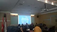 Beberapa narasumber melakukan tanya jawab dalam acara konferensi "Bagaimana SDGs PBB Dapat  Membantu Bisnis di Indonesia Bertumbuh" di Binus University pada Rabu (11/12). (Liputan6.com/Tri Ayu Lutfiani)