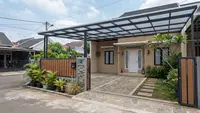 9 Ide Lantai Carport dengan Kanopi Transparan agar Tidak Panas dan Tetap Estetik