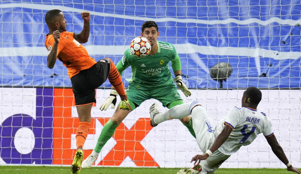 Shakhtar Donetsk berhasil menyamakan skor 1-1 pada menit ke-39. Fernando berhasil menaklukkan Thibaut Courtois lewat sepakan kaki kanan usai menerima umpan Alan Patrick. (AP/Manu Fernandez)