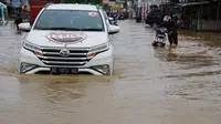 Daihatsu Terios membelah banjir bengkulu dalam acara Terios 7 Wonders. (Dian T/Liputan6.com)