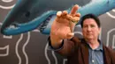 Seorang penggemar amatir fosil, Philip Mullaly memegang gigi langka dari hiu raksasa prasejarah di Museum Melbourne, Kamis (9/8). Fosil gigi hiu raksasa sepanjang 7 centimeter ini berukuran dua kali lipat dari gigi hiu putih. (AFP Photo/William WEST)