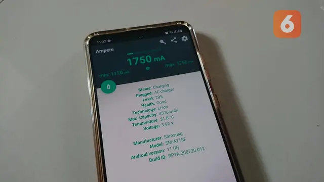 Pengukuran arus pengisian daya Samsung Galaxy A71 nenggunakan aplikasi Ampere.