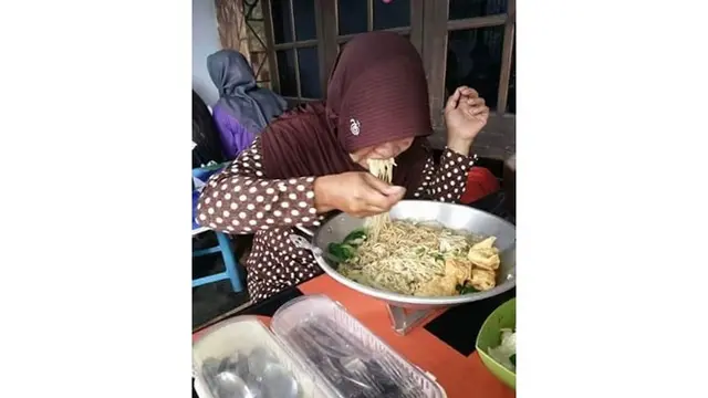 6 Kelakuan Kocak Orang Makan Porsi Besar, Terlalu Lapar