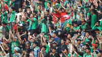 Aksi Bonekmania, pendukung Persebaya United dalam sebuah pertandingan. (Bola.com/Zaidan Nazarul)