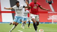 Pemain West Ham United, Pablo Fornals (kiri) berduel dengan striker Manchester United, Anthony Martial, pada laga Premier League di Stadion Old Trafford, Kamis (23/7/2020) dini hari WIB. (AFP/Martin Rickett/AFP)
