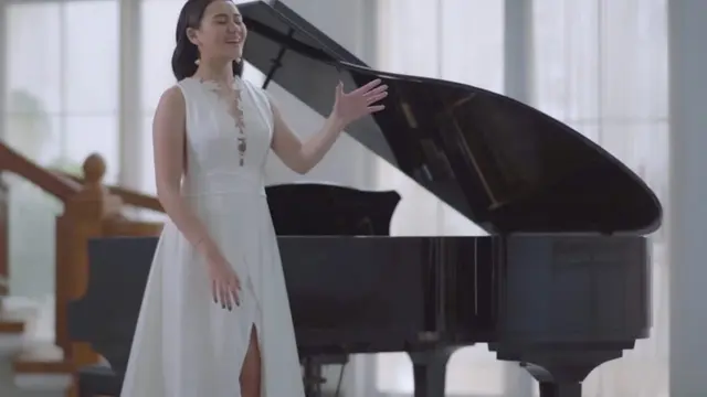 Aaliyah Massaid di Video Lagu Pertama Mengenal Cinta