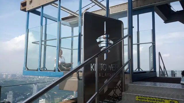 Berfoto di Sky Box, di lantai THO5 KL Tower yang berada di atas 300 meter. .