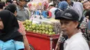 Pedagang Kaki Lima (PKL) berjualan selama kegiatan Car Free Day (CFD) di sepanjang Jalan Sudirman, Jakarta, Minggu (9/12). Kurangnya pengawasan menyebabkan banyak PKL yang berjualan tidak pada tempatnya dan memenuhi area CFD. (Liputan6.com/Faizal Fanani)